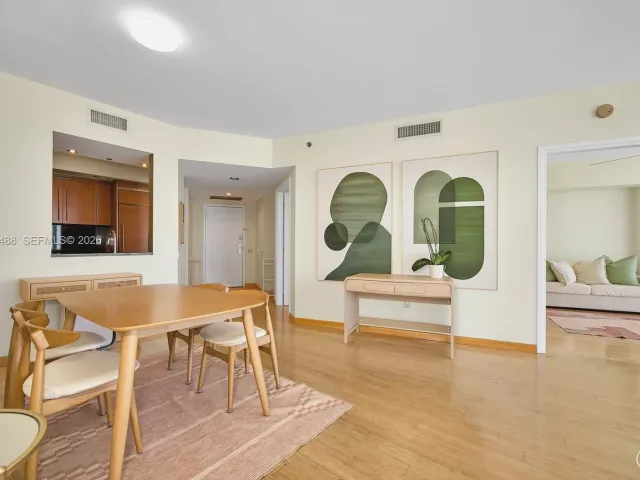 2-bedroom condo for rent in Miami Beach - 450 Alton Rd 2810 - MondialRealty