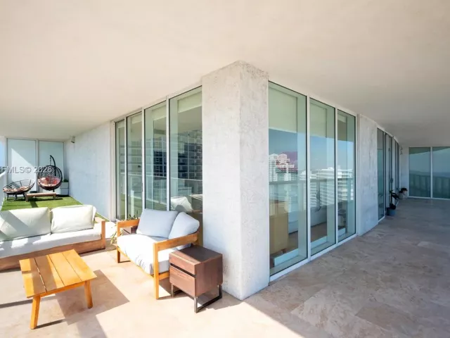 2-bedroom condo for rent in Miami Beach - 450 Alton Rd 2810 - MondialRealty
