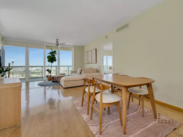 2-bedroom condo for rent in Miami Beach - 450 Alton Rd 2810 - MondialRealty
