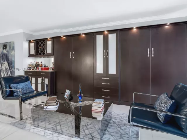 1-bedroom condo for sale in Hollywood - 2501 S Ocean Dr 939 - MondialRealty