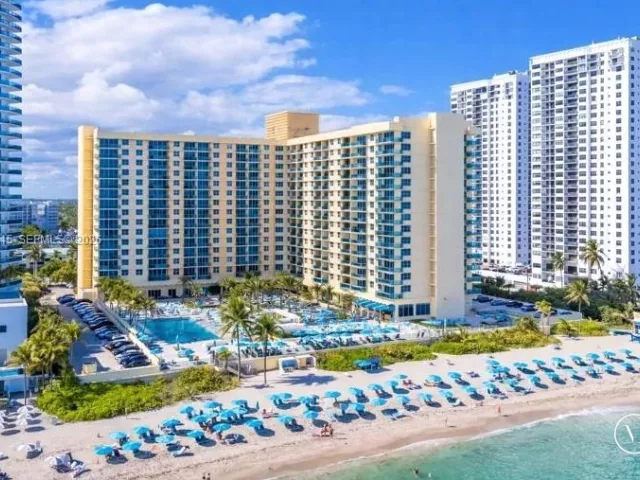 1-bedroom condo for sale in Hollywood - 2501 S Ocean Dr 939 - MondialRealty
