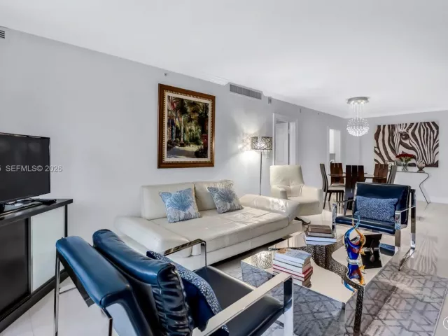 1-bedroom condo for sale in Hollywood - 2501 S Ocean Dr 939 - MondialRealty