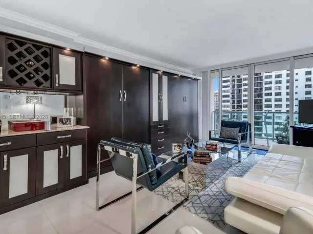 1-bedroom condo for sale in Hollywood - 2501 S Ocean Dr 939 - MondialRealty