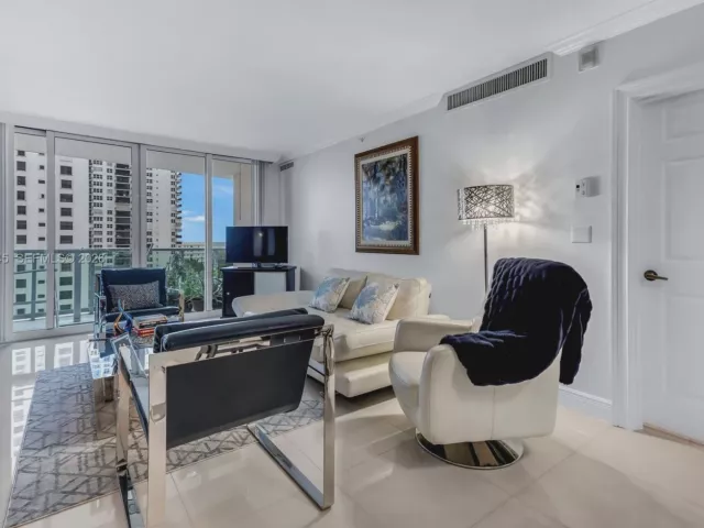 1-bedroom condo for sale in Hollywood - 2501 S Ocean Dr 939 - MondialRealty