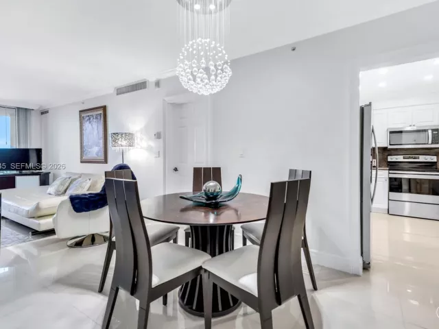 1-bedroom condo for sale in Hollywood - 2501 S Ocean Dr 939 - MondialRealty