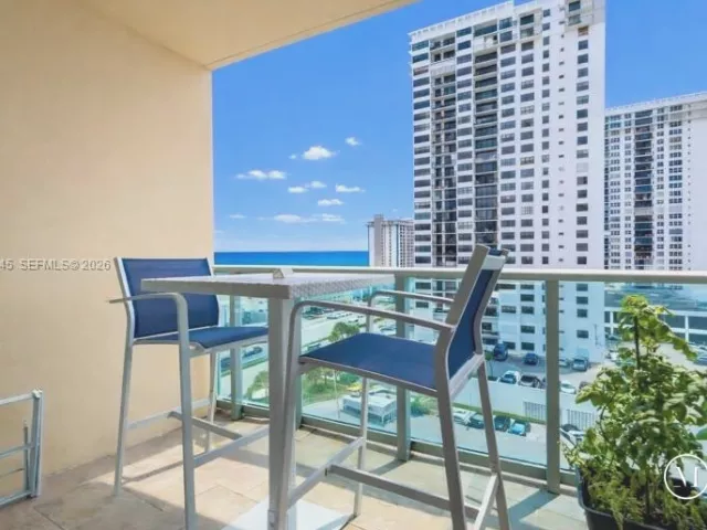 1-bedroom condo for sale in Hollywood - 2501 S Ocean Dr 939 - MondialRealty