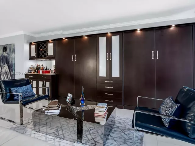 1-bedroom condo for sale in Hollywood - 2501 S Ocean Dr 939 - MondialRealty