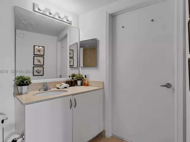 1-bedroom condo for rent in Miami - 1750 N Bayshore Dr 5310 - MondialRealty