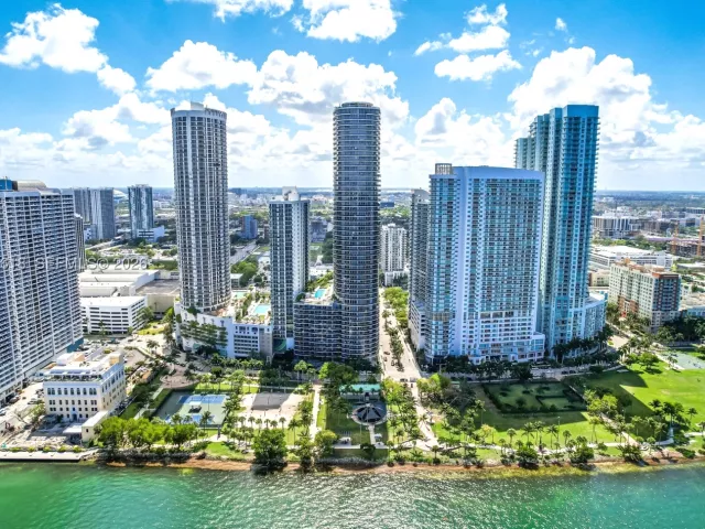 1-bedroom condo for rent in Miami - 1750 N Bayshore Dr 5310 - MondialRealty