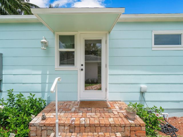 2-bedroom home for sale in West Palm Beach - 816 Avon Road - MondialRealty