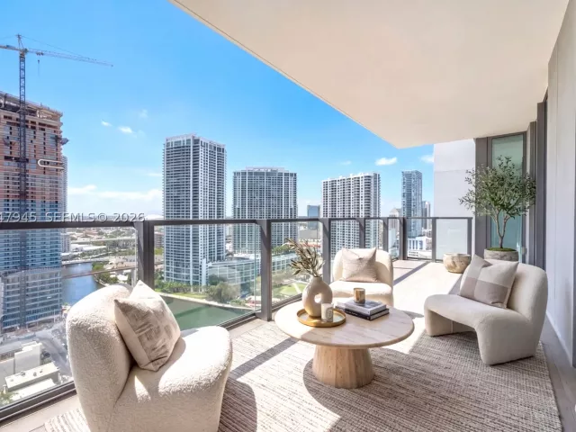 2-bedroom condo for sale in Miami - 68 SE 6th St 2110 - MondialRealty
