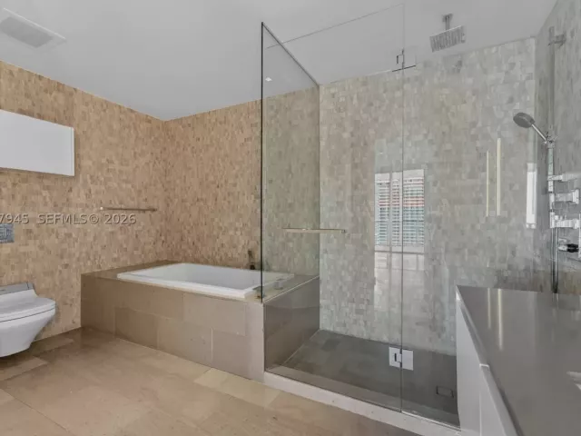 2-bedroom condo for sale in Miami - 68 SE 6th St 2110 - MondialRealty