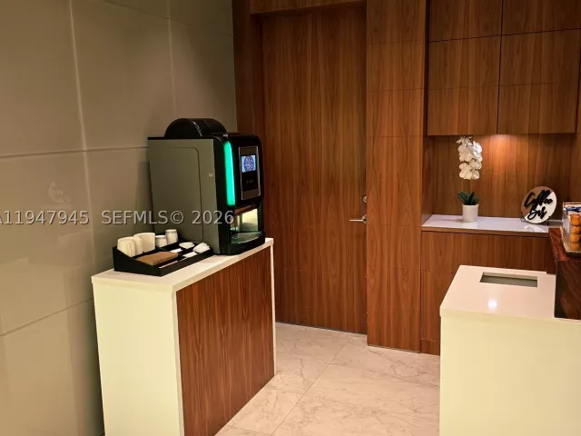 2-bedroom condo for sale in Miami - 68 SE 6th St 2110 - MondialRealty