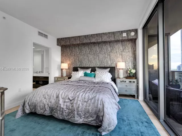 2-bedroom condo for rent in Miami - 55 SW 9th St 2406 - MondialRealty