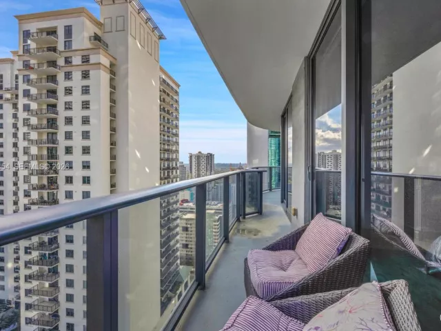 2-bedroom condo for rent in Miami - 55 SW 9th St 2406 - MondialRealty