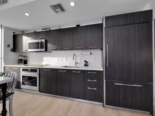 2-bedroom condo for rent in Miami - 55 SW 9th St 2406 - MondialRealty