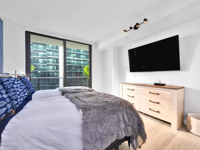 2-bedroom condo for rent in Miami - 55 SW 9th St 2406 - MondialRealty