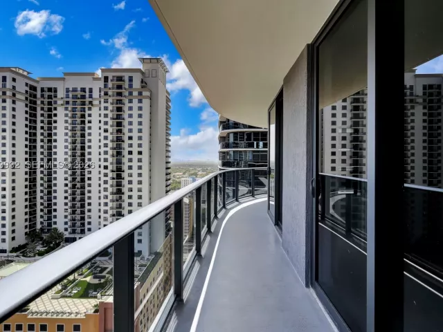 2-bedroom condo for sale in Miami - 45 SW 9th St 1806 - MondialRealty