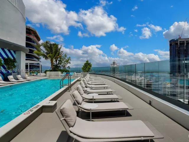 2-bedroom condo for sale in Miami - 45 SW 9th St 1806 - MondialRealty