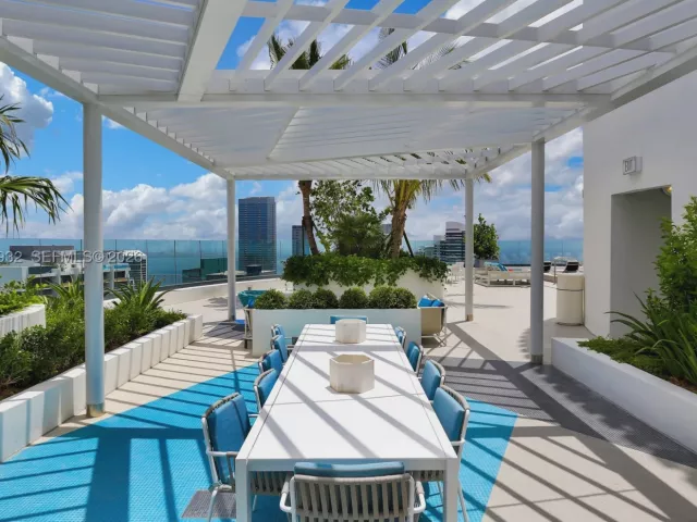 2-bedroom condo for sale in Miami - 45 SW 9th St 1806 - MondialRealty