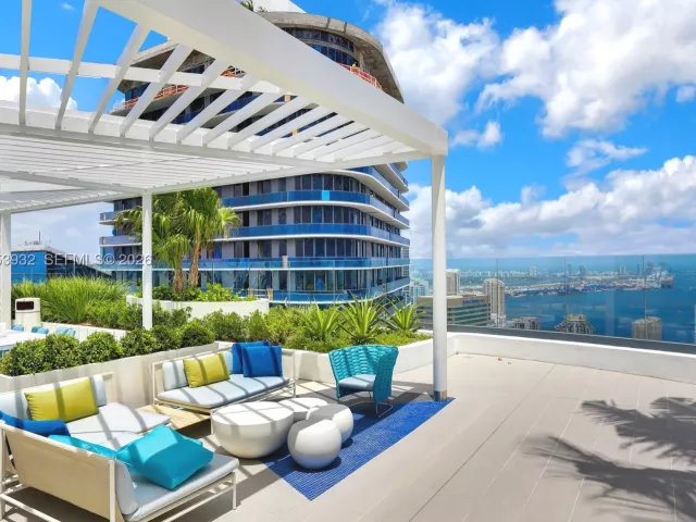 2-bedroom condo for sale in Miami - 45 SW 9th St 1806 - MondialRealty