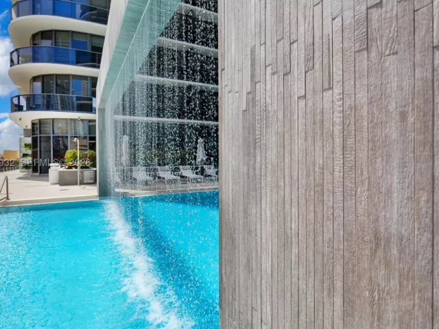2-bedroom condo for sale in Miami - 45 SW 9th St 1806 - MondialRealty