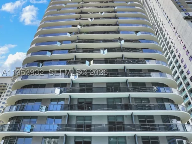 2-bedroom condo for sale in Miami - 45 SW 9th St 1806 - MondialRealty