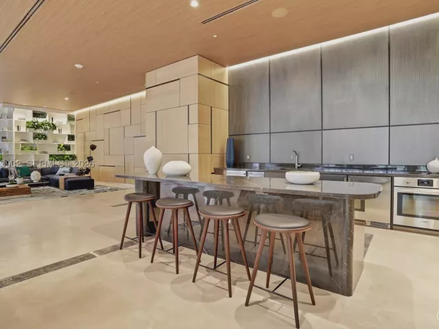 2-bedroom condo for sale in Miami - 45 SW 9th St 1806 - MondialRealty