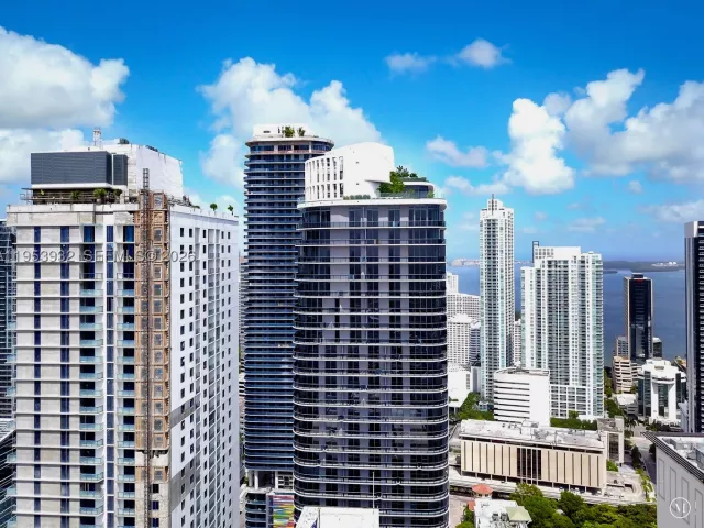2-bedroom condo for sale in Miami - 45 SW 9th St 1806 - MondialRealty
