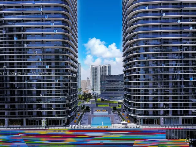 2-bedroom condo for sale in Miami - 45 SW 9th St 1806 - MondialRealty