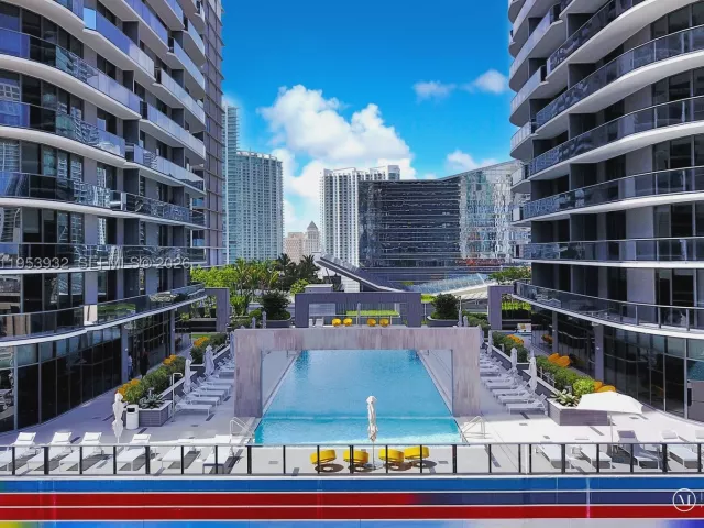 2-bedroom condo for sale in Miami - 45 SW 9th St 1806 - MondialRealty