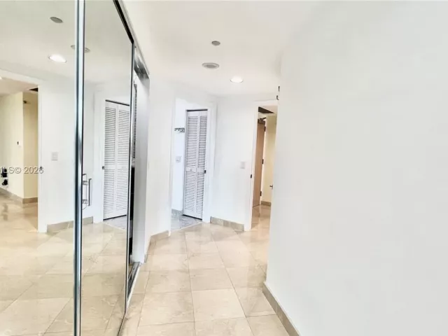 2-bedroom condo for rent in Sunny Isles Beach - 16400 Collins Ave 2143 - MondialRealty