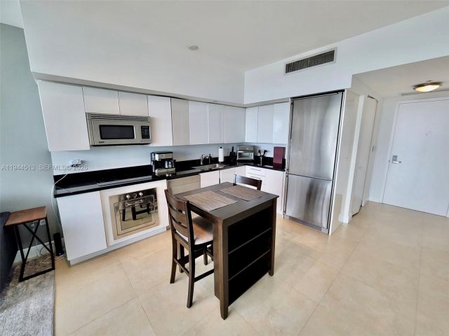 1-bedroom condo for rent in Miami - 92 SW 3rd St 1808 - MondialRealty
