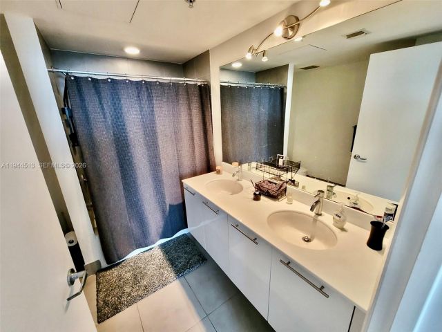 1-bedroom condo for rent in Miami - 92 SW 3rd St 1808 - MondialRealty