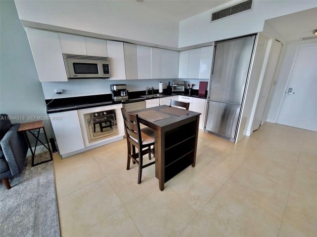 1-bedroom condo for rent in Miami - 92 SW 3rd St 1808 - MondialRealty