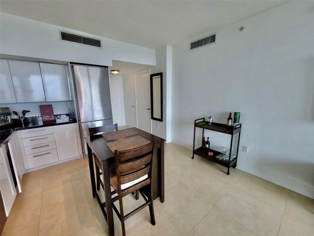 1-bedroom condo for rent in Miami - 92 SW 3rd St 1808 - MondialRealty