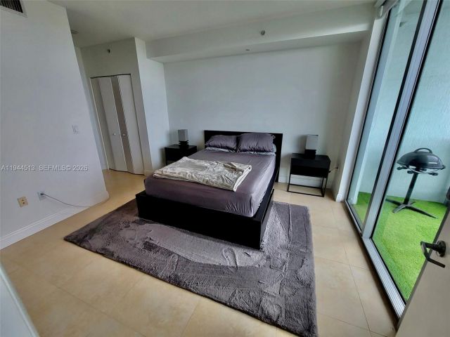 1-bedroom condo for rent in Miami - 92 SW 3rd St 1808 - MondialRealty