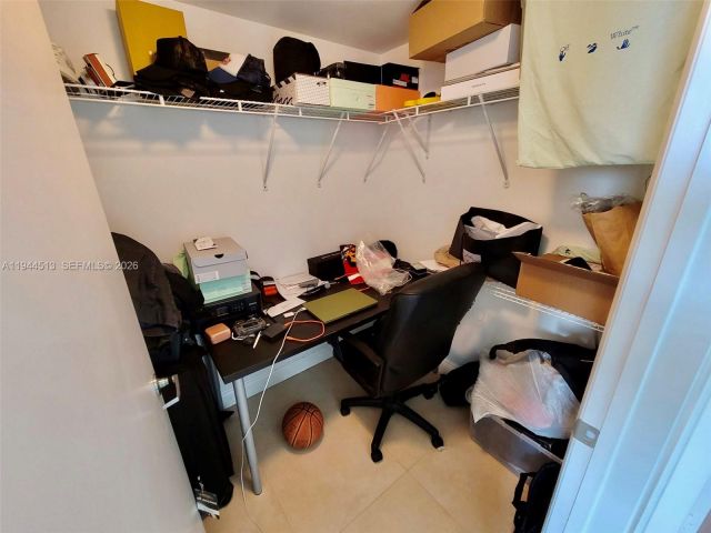 1-bedroom condo for rent in Miami - 92 SW 3rd St 1808 - MondialRealty