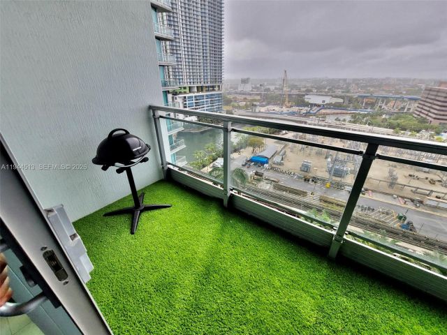 1-bedroom condo for rent in Miami - 92 SW 3rd St 1808 - MondialRealty