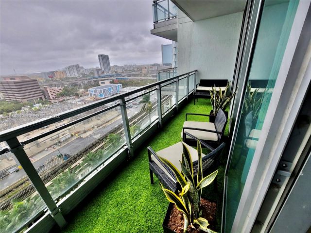 1-bedroom condo for rent in Miami - 92 SW 3rd St 1808 - MondialRealty
