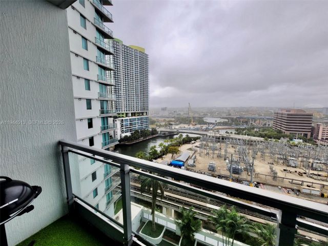 1-bedroom condo for rent in Miami - 92 SW 3rd St 1808 - MondialRealty