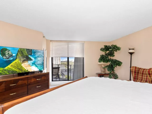 2-bedroom condo for sale in Hallandale Beach - 300 Three Islands Blvd 417 - MondialRealty