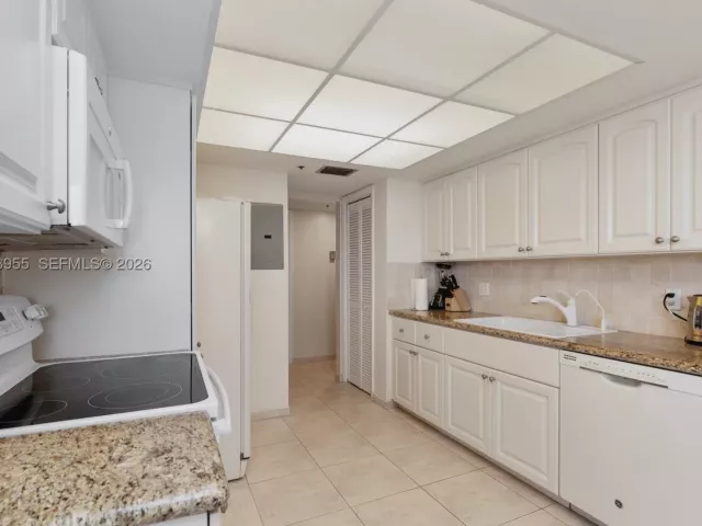 2-bedroom condo for sale in Hallandale Beach - 300 Three Islands Blvd 417 - MondialRealty