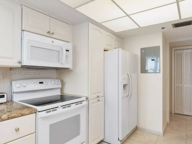 2-bedroom condo for sale in Hallandale Beach - 300 Three Islands Blvd 417 - MondialRealty