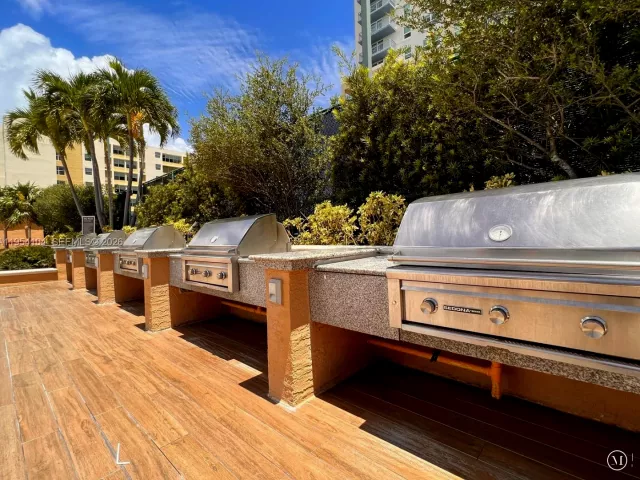 2-bedroom condo for sale in Miami Beach - 90 Alton Rd 2110 - MondialRealty