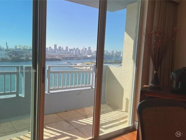 2-bedroom condo for sale in Miami Beach - 90 Alton Rd 2110 - MondialRealty