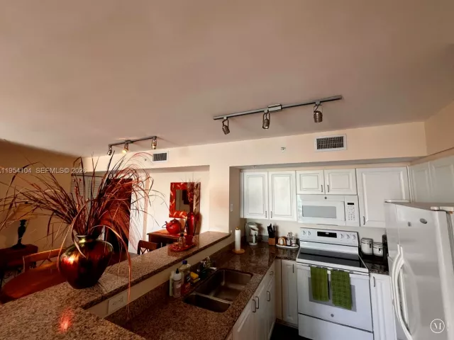 2-bedroom condo for sale in Miami Beach - 90 Alton Rd 2110 - MondialRealty