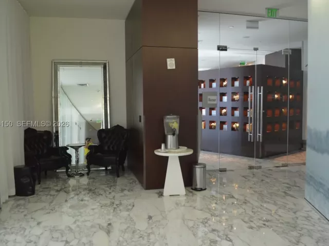 1-bedroom condo for sale in Miami - 475 Brickell Ave 1814 - MondialRealty