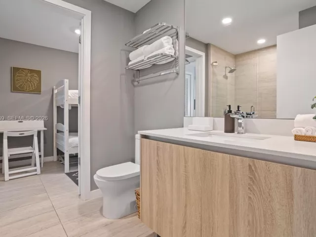 1-bedroom condo for sale in Miami - 3900 Biscayne Blvd N-819 - MondialRealty