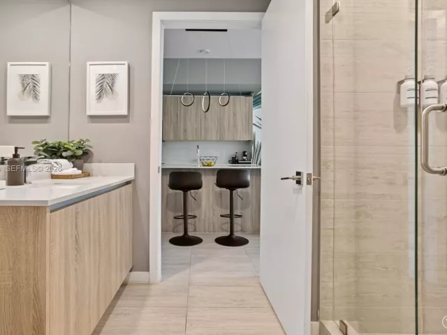 1-bedroom condo for sale in Miami - 3900 Biscayne Blvd N-819 - MondialRealty